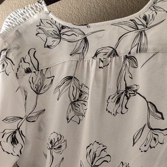 like NEW FUN2FUN Split Neck Floral Blouse - Picture 4 of 7